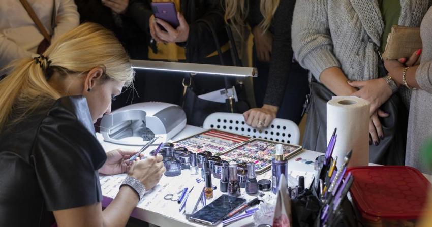 Melyik a jobb: online díszítő képzés vagy élő tanfolyamok? Melyik a jobb: online díszítő képzés vagy élő tanfolyamok?